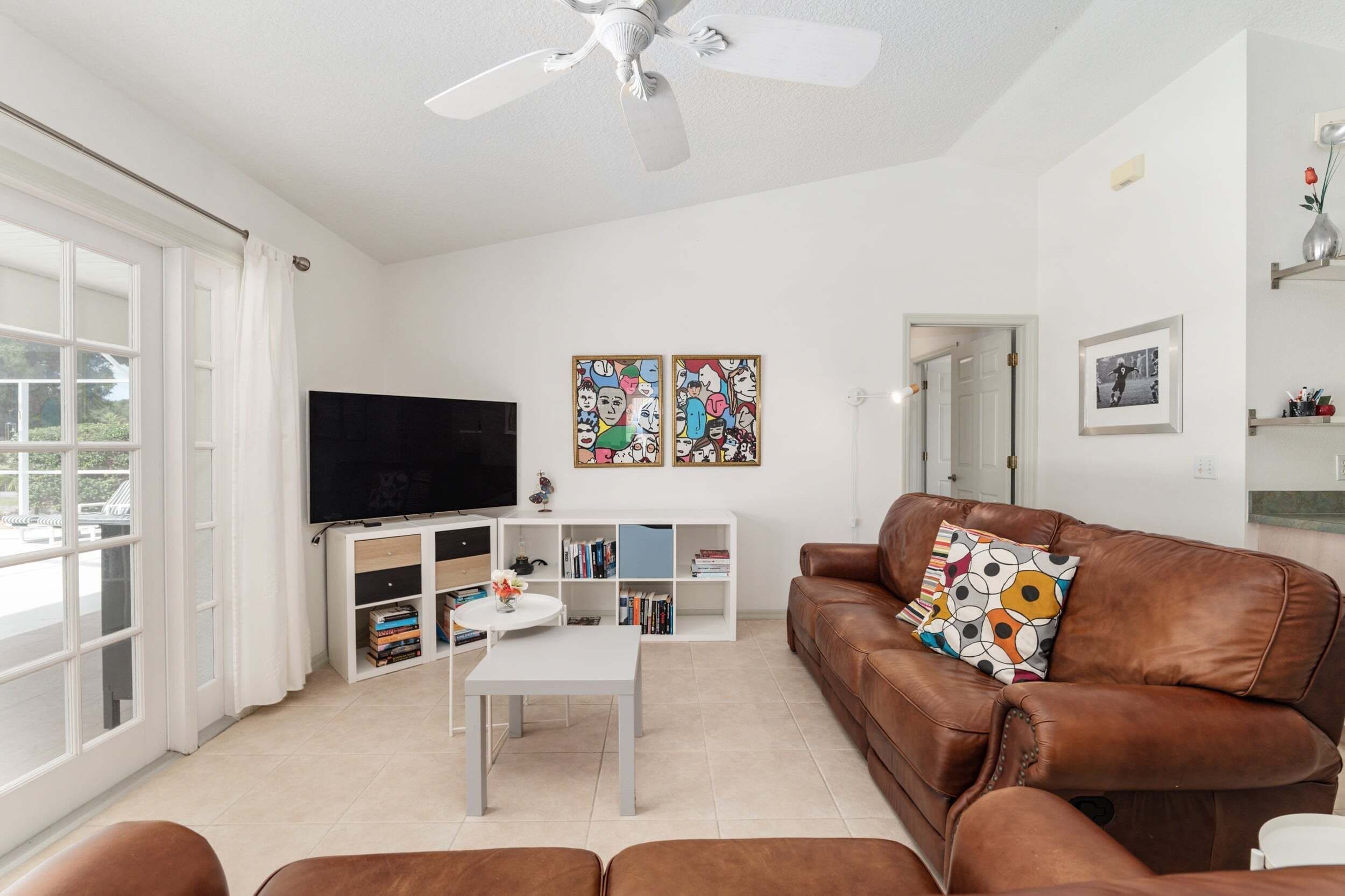 ハウス 2 ベッドルーム | リビング エリア | テレビ