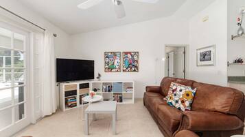 Casa, 2 habitaciones | Área de sala de estar | Televisión