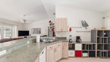Ferienhaus, 2 Schlafzimmer | Eigene Küche | Wasserkocher mit Kaffee-/Teezubehör, Kühlschrank, Ofen, Toaster