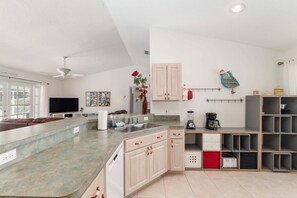 House, 2 Bedrooms | Private kitchen | Coffee/tea maker, fridge, oven, toaster