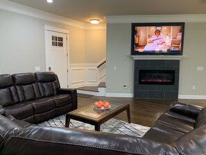 Smart TV, fireplace - Comfortable New House at Edge of Gulch (Nashville)