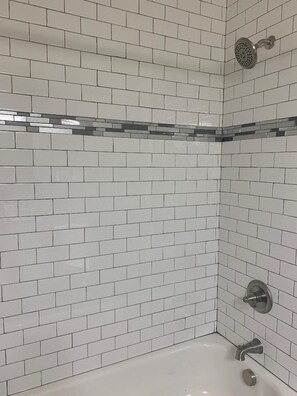 Ensemble douche/baignoire, sèche-cheveux, serviettes fournies, savon