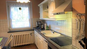 Een koelkast, een microgolfoven, een oven, een vaatwasser