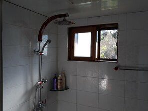 Dusch, gratis toalettartiklar, hårtork och tofflor