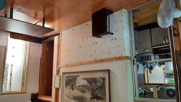 Chunggaedang | Private kitchen | Fridge, stovetop, electric kettle, cookware/dishes/utensils