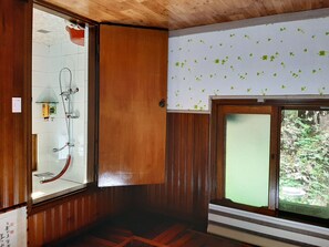 Seungjiwon | Bathroom | Shower, free toiletries, hair dryer, slippers - Suncheon Bay Stay (Suncheon)