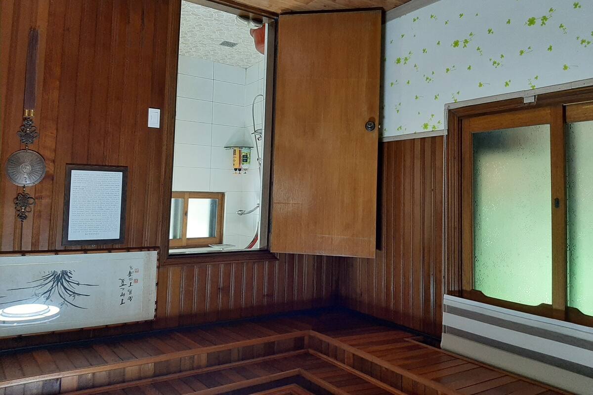 Maison (Seungjiwon) | Salle de bain | Douche, articles de toilette (gratuits), séchoir à cheveux, pantoufles