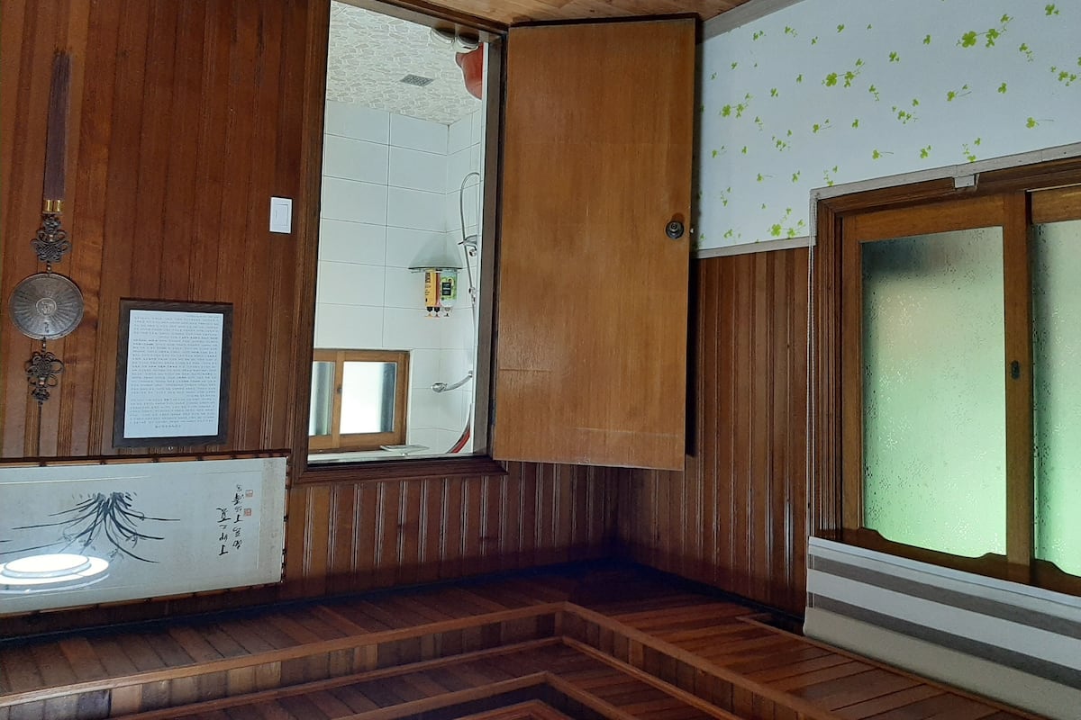 Huis (Seungjiwon) | Badkamer | Een douche, gratis toiletartikelen, een haardroger, pantoffels