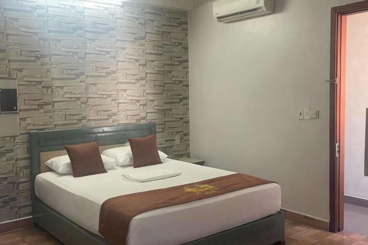 Minibar, desk, soundproofing, WiFi (free)
