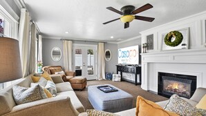 Smart TV, fireplace, video games, ping pong - Film-featured, sleeps 18, hot tub, fire pit, decks (Heber City)