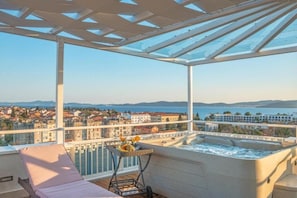 Jetted bathtub - Sunset Penthouse Apartment with Hot Tub (Zadar)