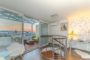 Apartment, 2 Schlafzimmer, Terrasse | Wohnbereich | Flachbildfernseher, DVD-Player