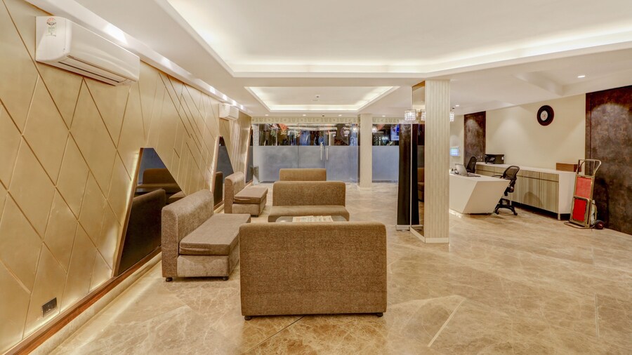 Treebo Radhe Palace, Lake Town