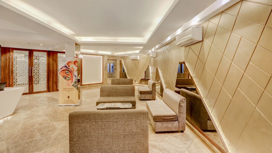 Treebo Radhe Palace, Lake Town