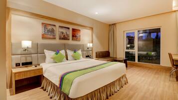 Escritorio, tabla de planchar con plancha, wifi gratis y ropa de cama