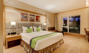 Habitación Premium | Escritorio, tabla de planchar con plancha, wifi gratis y ropa de cama