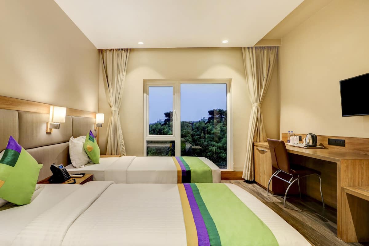 Deluxe Room | Desk, iron/ironing board, free WiFi, bed sheets