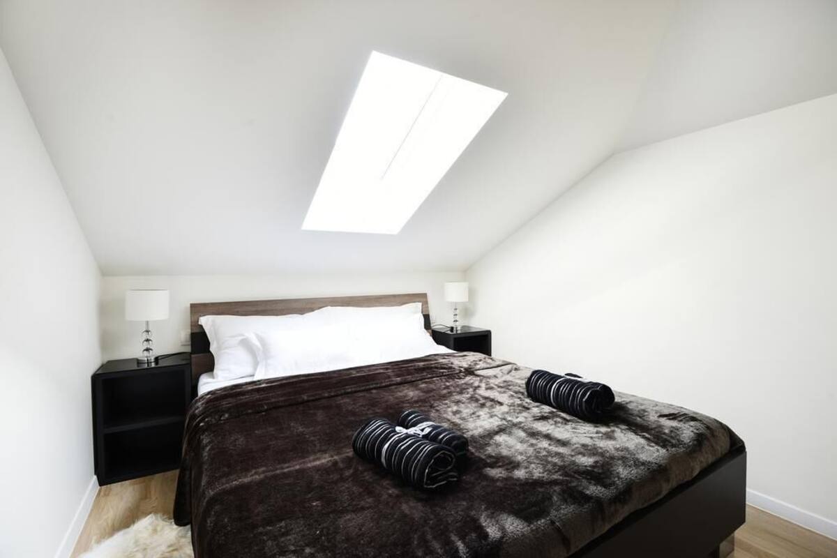 Soundproofing, free WiFi, bed sheets