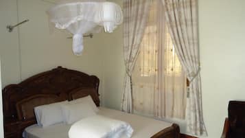 خزنة داخل الغرفة ومكتب ومكواة/لوح كي وأسرّة أطفال/رضّع