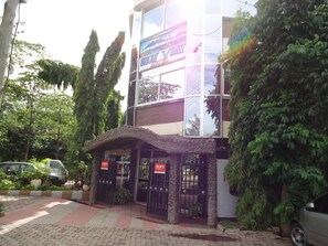 Exterior - Snow View Hotel (Boma la Ngombe)