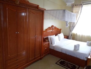 In-room safe, desk, iron/ironing board, cribs/infant beds - Snow View Hotel (Boma la Ngombe)