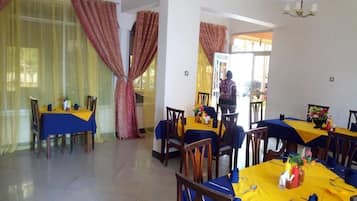Café da manhã com buffet grátis todos os dias