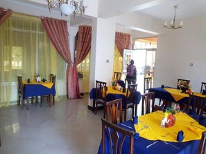 Free daily buffet breakfast - Snow View Hotel (Boma la Ngombe)