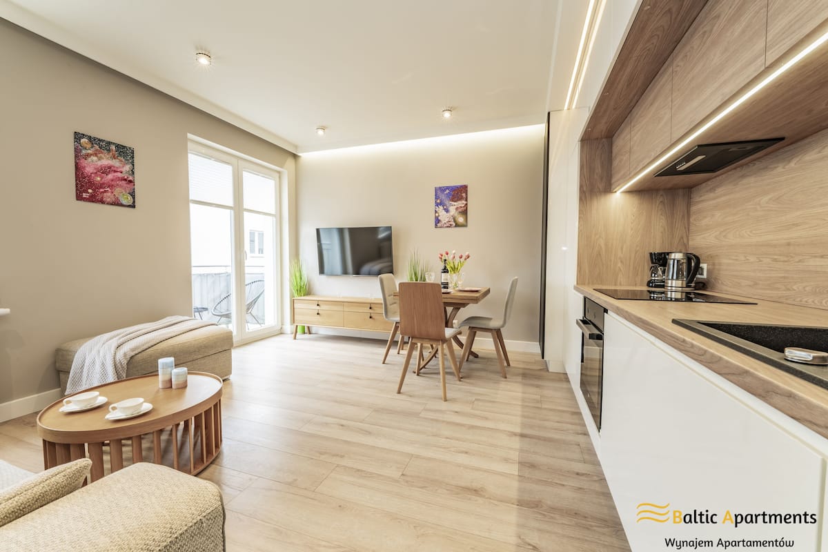 Un apartamento moderno con comedor, cocina y sala de estar.