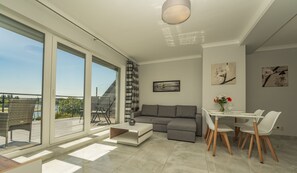 Leilighet – panorama | Individuelt dekorert, individuelt innredet og blendingsgardiner