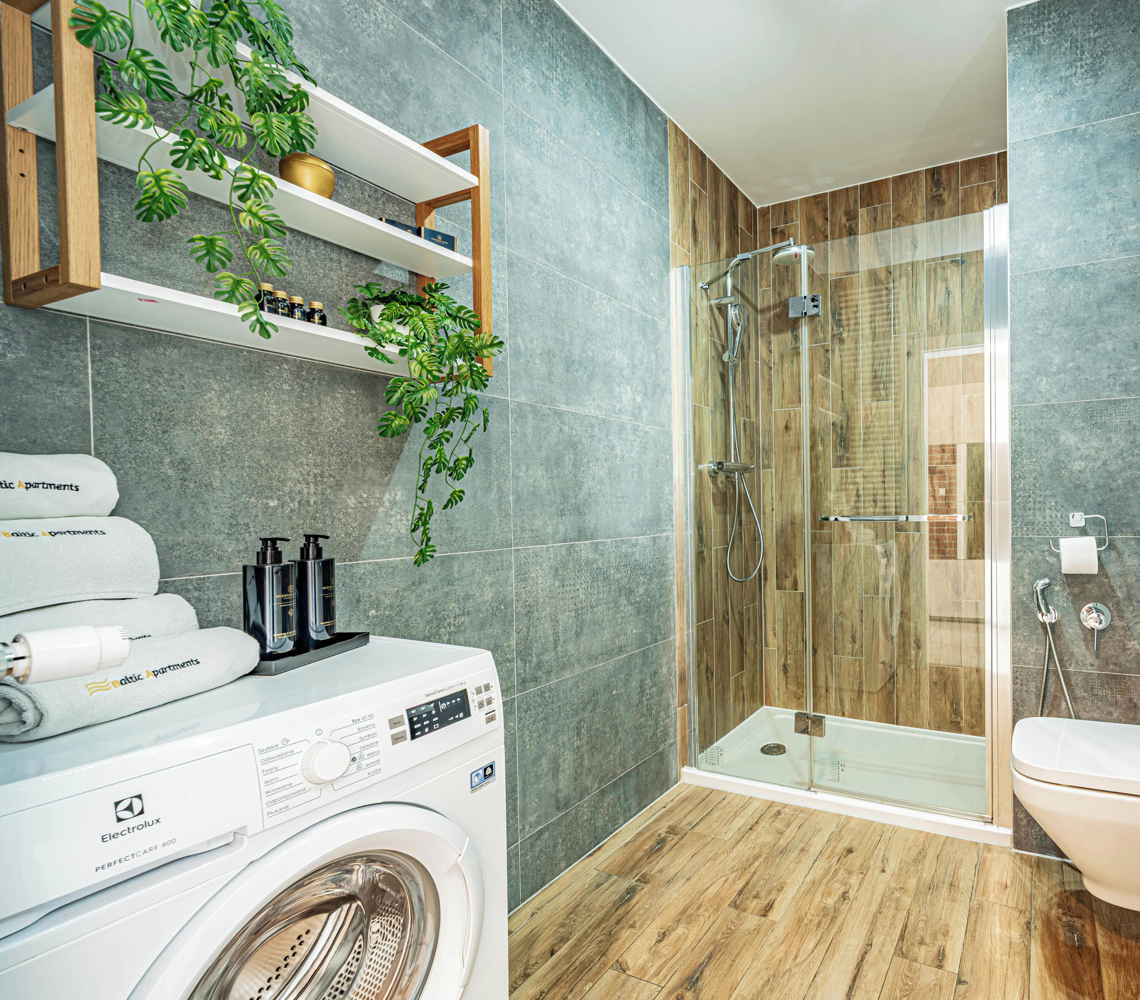 Appartement, 1 chambre, vue marina | Salle de bain | Douche, douche à « effet pluie », sèche-cheveux, serviettes fournies