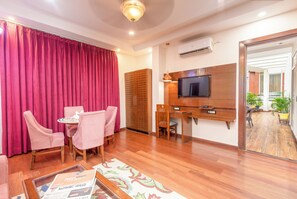 Ropa de cama de alta calidad, minibar y escritorio 