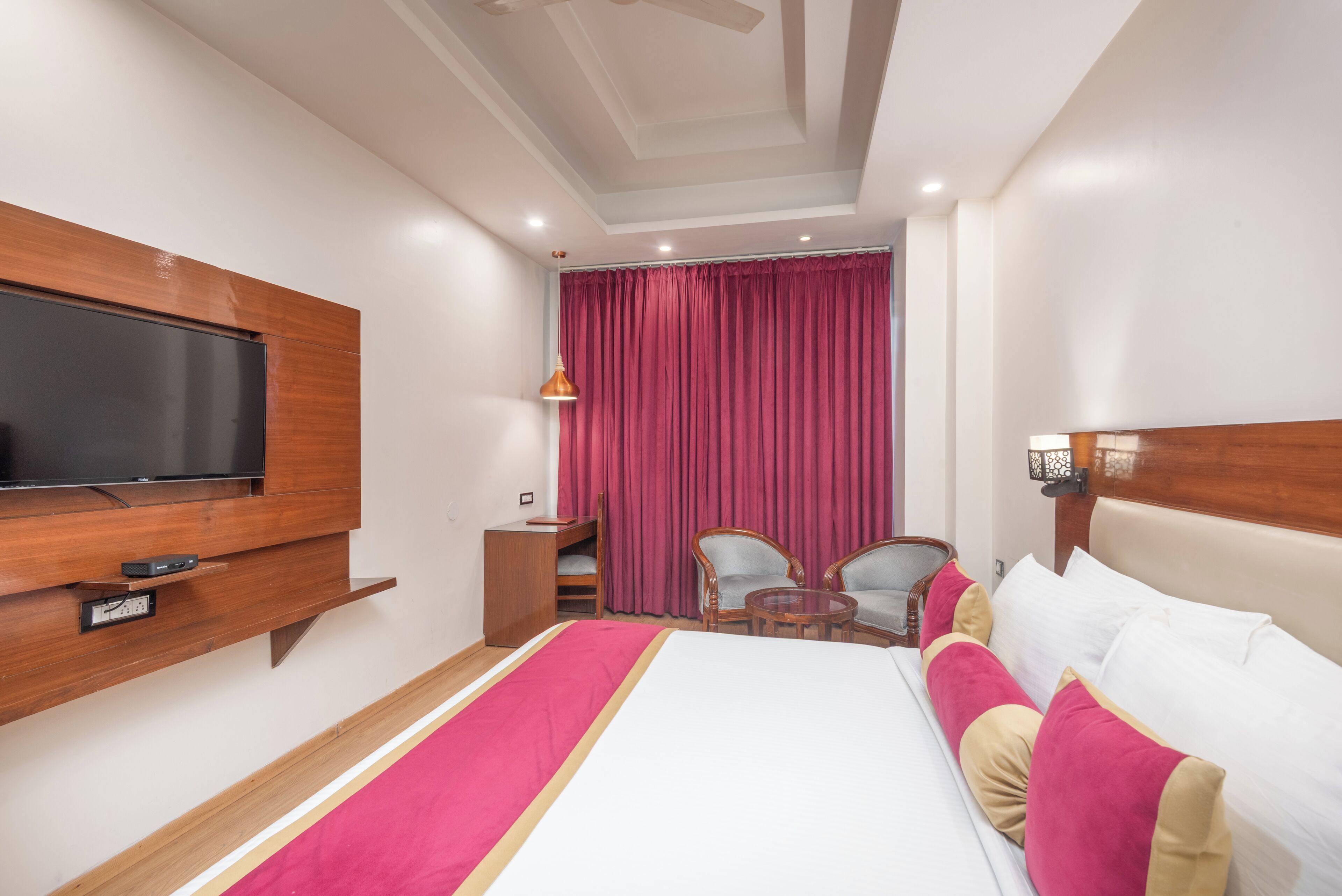 Ropa de cama de alta calidad, minibar y escritorio 