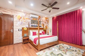 Studiosuite – basic | Sengetøy av topp kvalitet, minibar og skrivebord