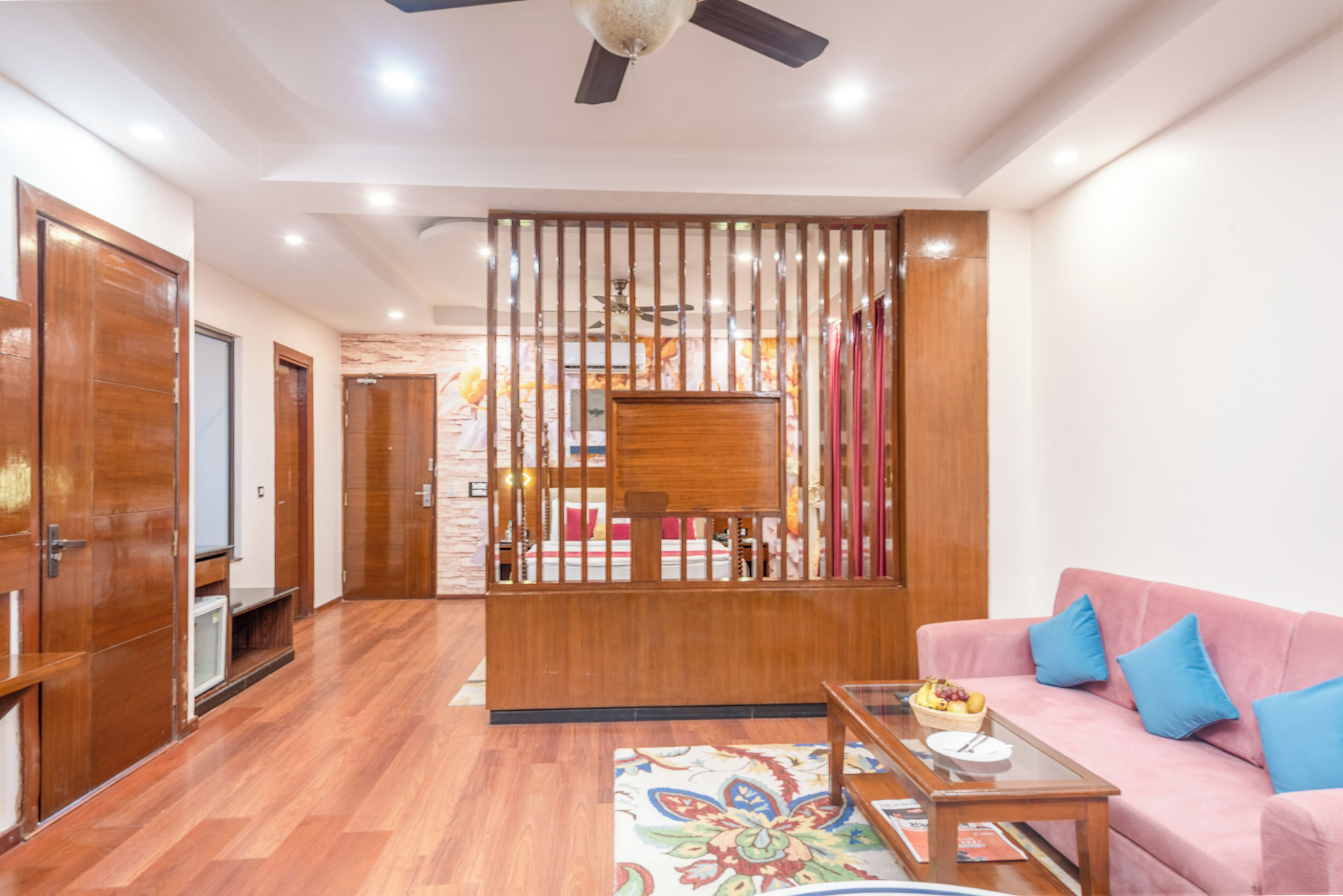 Basic Studio Suite | Premium bedding, minibar, desk, laptop workspace