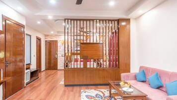 Basic Studio Suite | Premium bedding, minibar, desk, laptop workspace