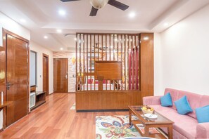 Ropa de cama de alta calidad, minibar y escritorio 