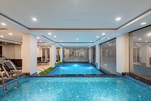 Indoor pool - DLS Hotels on the Ganges (Narendranagar)