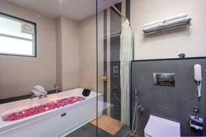 Basic Studio Suite | Bathroom | Combined shower/bathtub, deep-soaking bathtub, rainfall showerhead