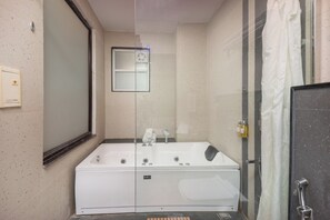 Bañera con ducha, bañera profunda, cabezal de ducha tipo lluvia