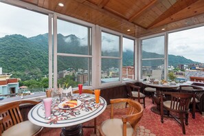 Cafe - DLS Hotels on the Ganges (Narendranagar)