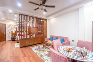 基础开间套房 | 高档床上用品、迷你  吧、办公桌、笔记本电脑工作区