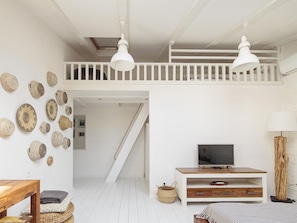 Studio | Living area | Flat-screen TV