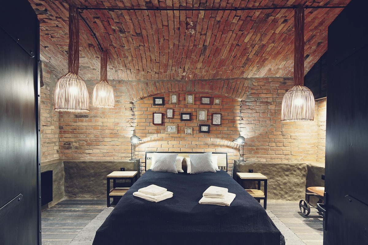 1 bedroom, in-room safe, iron/ironing board, free WiFi