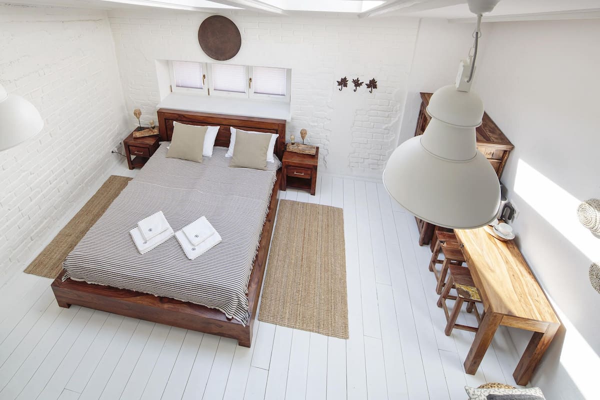 Studio | In-room safe, iron/ironing board (on request), WiFi (free), bed sheets