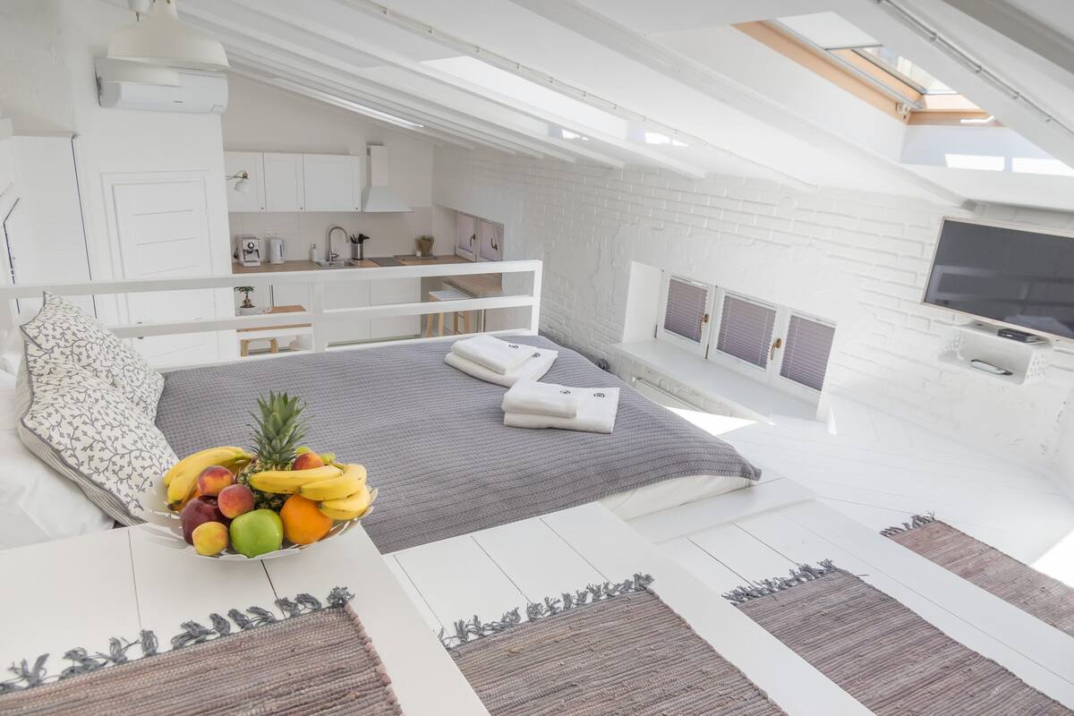 Standard Studio | In-room safe, iron/ironing board (on request), WiFi (free), bed sheets