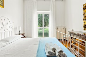 Iron/ironing board, free WiFi, bed sheets