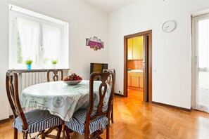 Apartment, 1 Bedroom | In-room dining