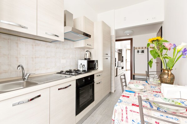 Appartement, 1 slaapkamer | Privékeuken | Een koelkast met diepvriezer, een microgolfoven, een oven, een kookplaat