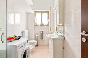 Appartement, 1 slaapkamer | Badkamer | Een douche, een regendouche, een haardroger, een bidet