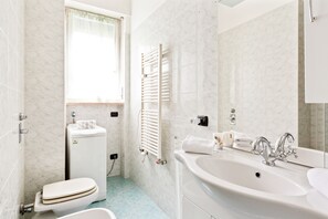 公寓, 1 間臥室, 非吸煙房 | 浴室 | 淋浴設備、淋浴花灑、吹風機、坐浴桶